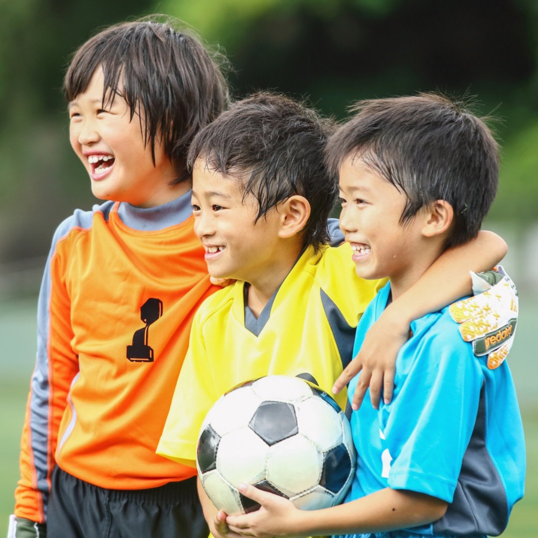 サッカーをする少年たち